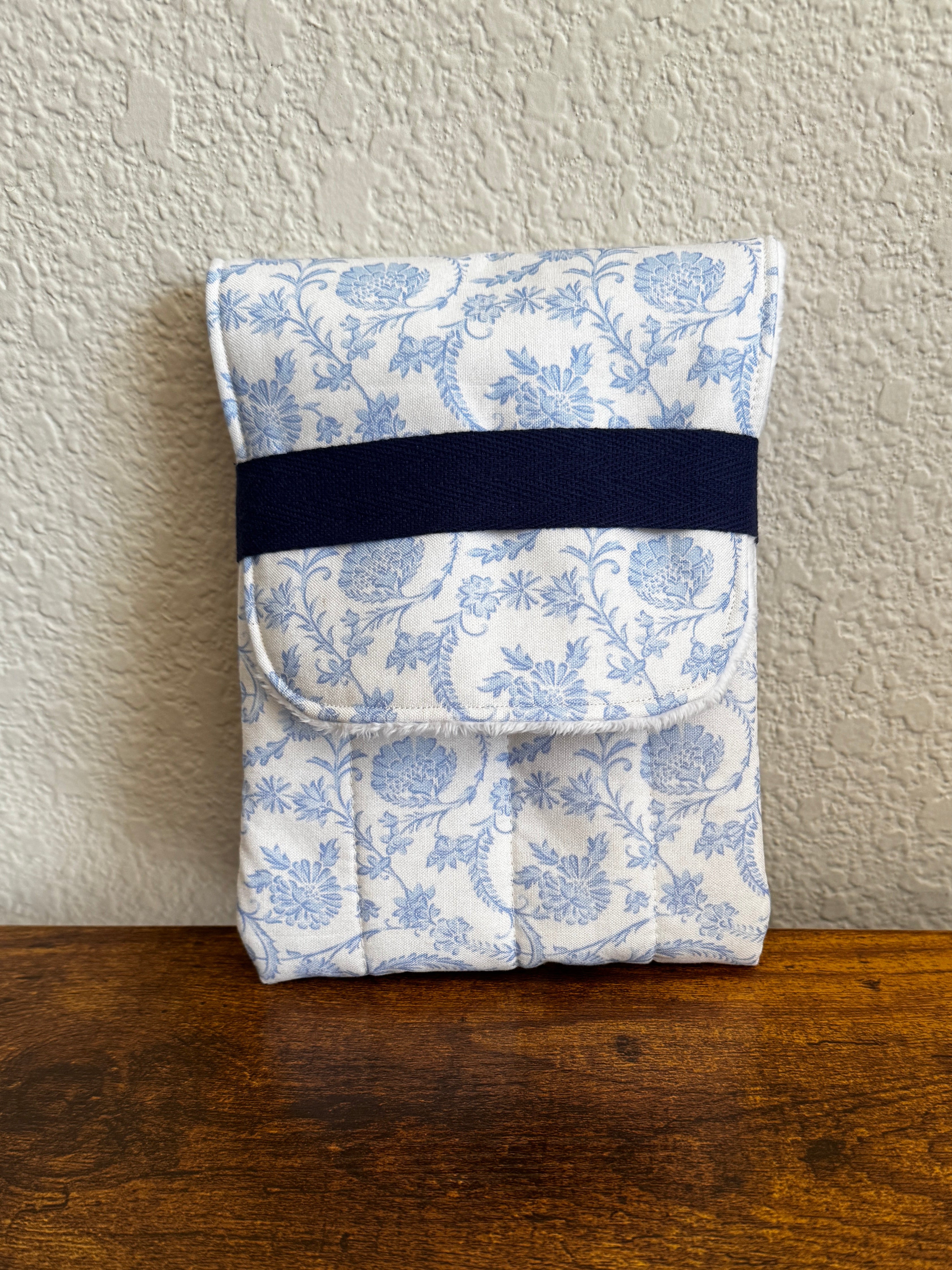 💙 Blue Floral Toile Pen Case