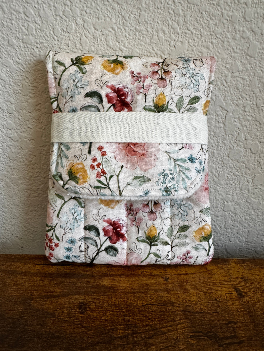 🌾Watercolor Wildflowers Pen Case -Cream band