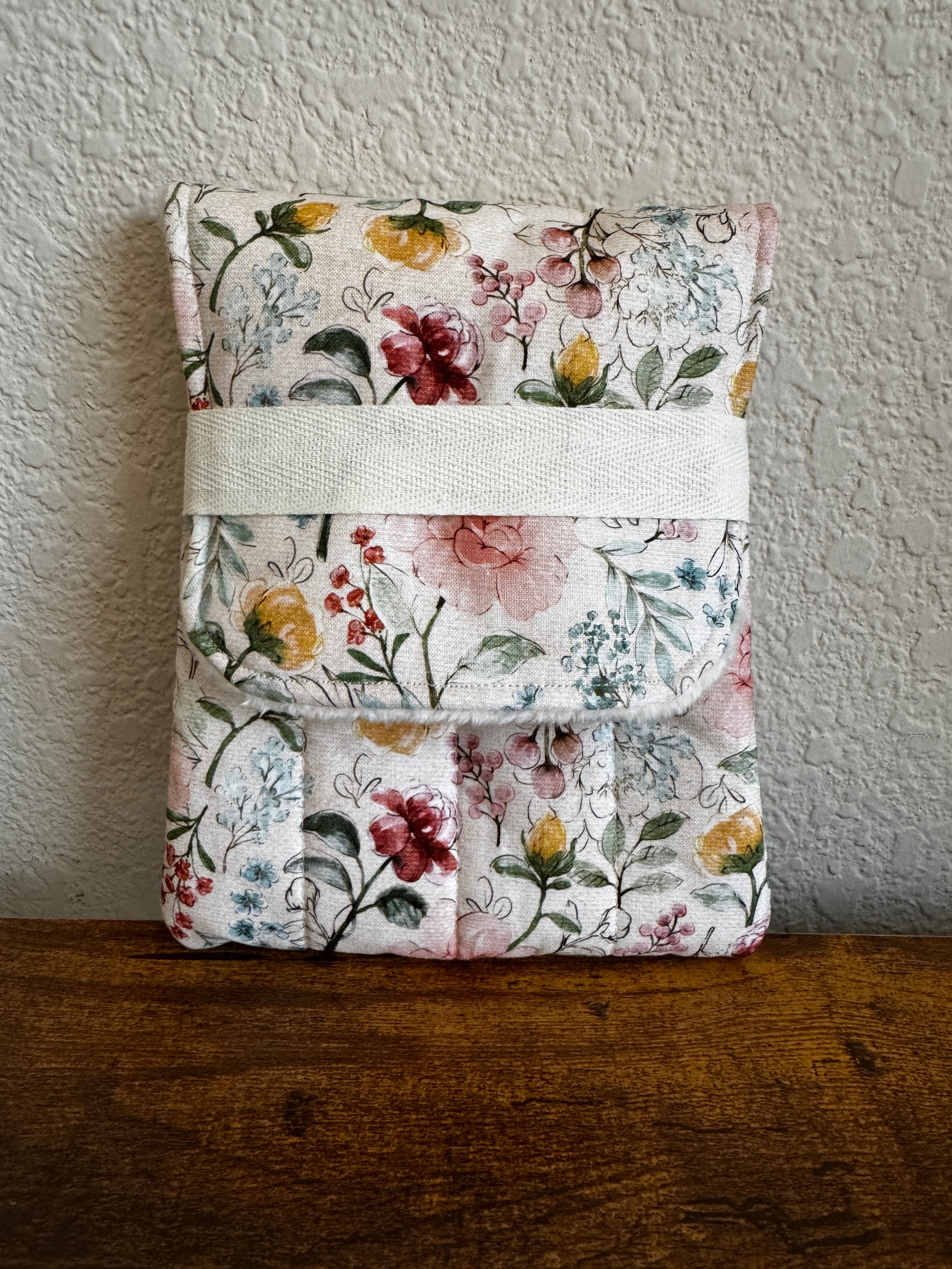 🌾Watercolor Wildflowers Pen Case -Cream band